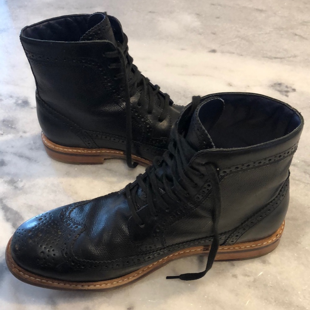 Colehaan wingtip tall leather black boot in EUC. Men’s size 8.